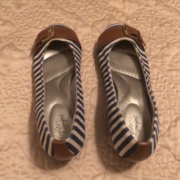 16x10 clutch purse matching Dexflex Comfort size 6 1/2 navy cream wedges - Picture 6 of 10